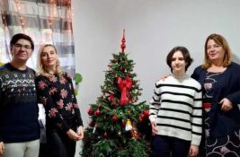 Gimnazijalci velikog srca: Novogodišnji paketići za decu iz Sigurne kuće