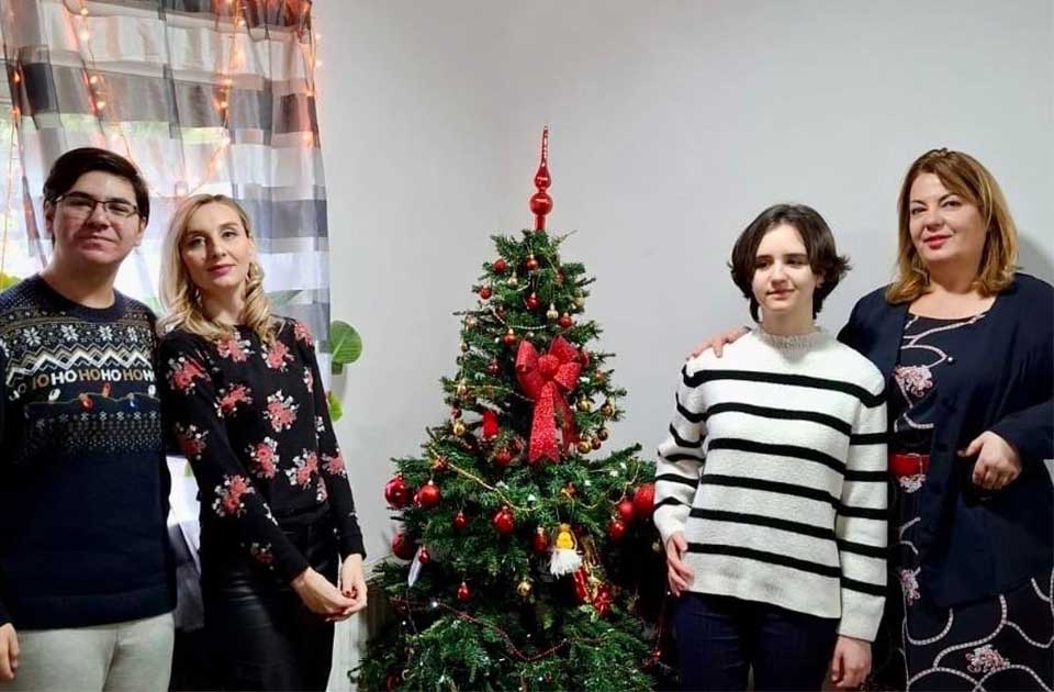 Gimnazijalci velikog srca: Novogodišnji paketići za decu iz Sigurne kuće