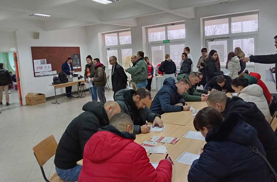 maturanti u zrenjaninu okupili sto dobrovoljnih davalaca krvi