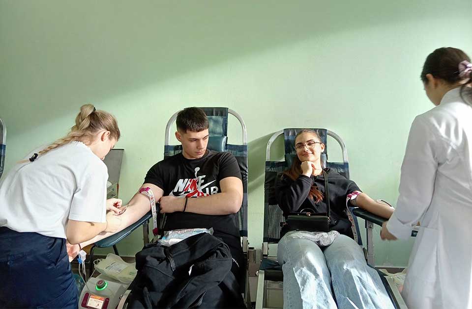 „Spasili ste živote“: Maturanti u Zrenjaninu okupili sto dobrovoljnih davalaca krvi „Spasili ste živote“: Maturanti u Zrenjaninu okupili sto dobrovoljnih davalaca krvi