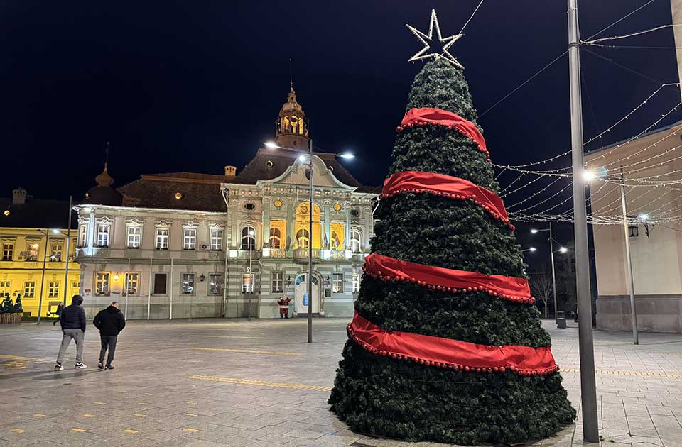 ANKETA: Sviđa li vam se novogodišnja dekoracija u centru grada? ANKETA: Sviđa li vam se novogodišnja dekoracija u centru grada?