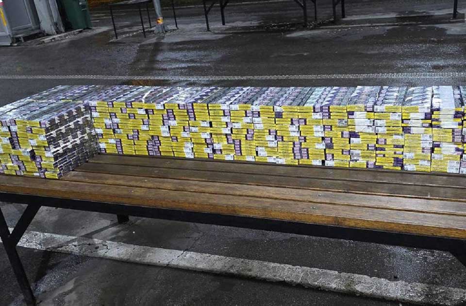 Uhapšen državljanin Rumunije koji je pokušao da prokrijumčari 2.500 paklica cigareta Uhapšen državljanin Rumunije koji je pokušao da prokrijumčari 2.500 paklica cigareta