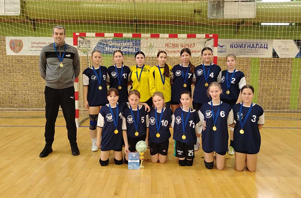 Rukometašice OŠ „Servo Mihalj“ šampionke okružnog takmičenja Rukometašice OŠ „Servo Mihalj“ šampionke okružnog takmičenja