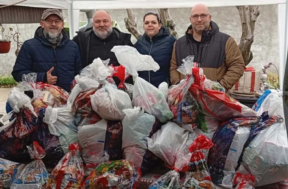 FOTO: „Tate za decu“ obradovale mališane novogodišnjim paketićima