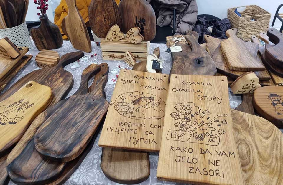 Kad varjača ima smisao za humor: Unikatni kuhinjski predmeti od drveta iz porodične radionice