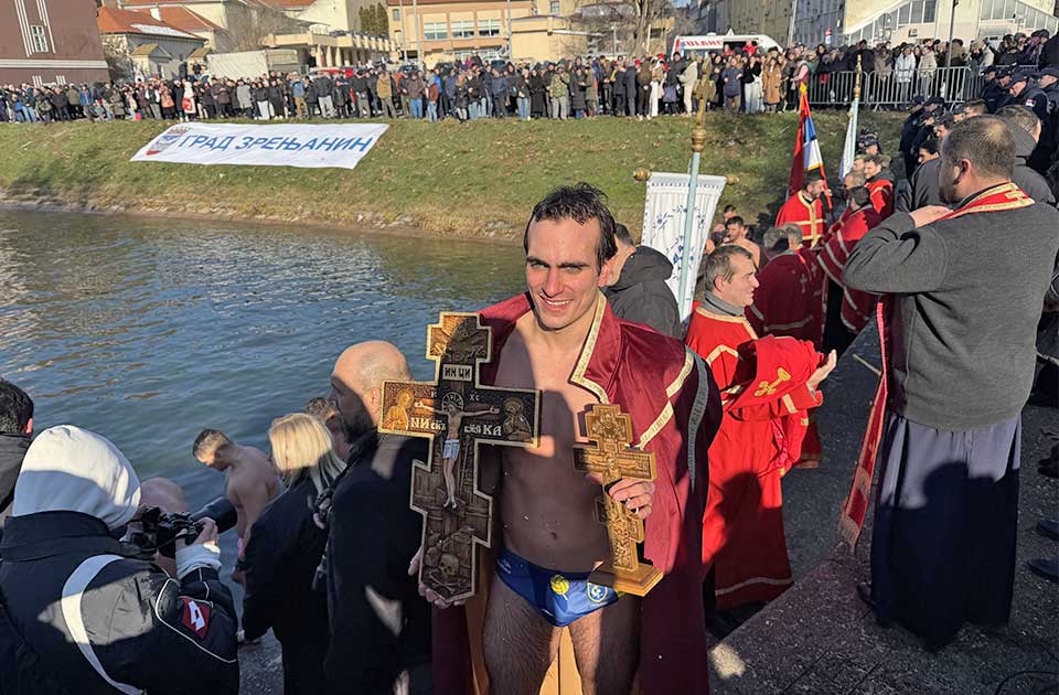 FOTO, VIDEO: Zrenjaninac Ognjen Uzelac najbrže doplivao do Časnog krsta