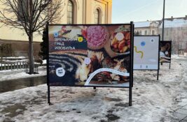 FOTO: „Zrenjanin je grad izobilja“ – šta nam vlast poručuje preko panoa na trgu