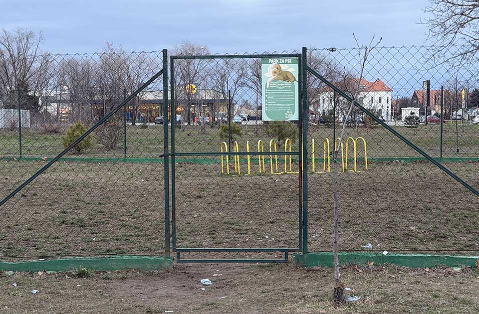 „Zabranjeno uvoditi kuje u teranju“: Na Bagljašu postoji park za pse i u njemu važe neka pravila „Zabranjeno uvoditi kuje u teranju“: Na Bagljašu postoji park za pse i u njemu važe neka pravila