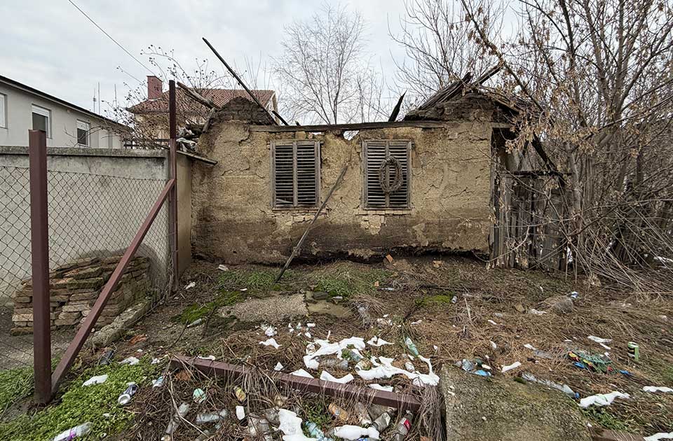 Revizija na papiru, krov na zemlji: Planiraju mere zaštite, a Sandićeva kuća se već urušila
