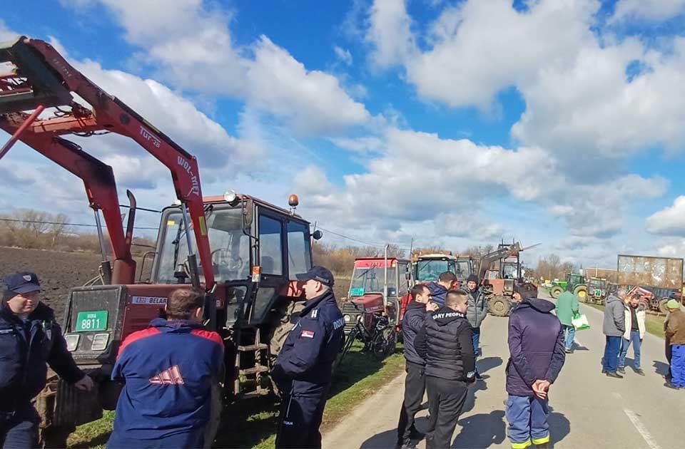 FOTO, VIDEO: Totalna blokada kod Kumana – propuštaju se samo hitni slučajevi FOTO, VIDEO: Totalna blokada kod Kumana – propuštaju se samo hitni slučajevi