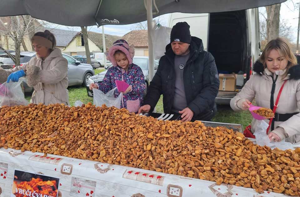 FOTO, VIDEO: Mužlja slavila čvarke – bakrači se usijali, varjače radile bez pauze