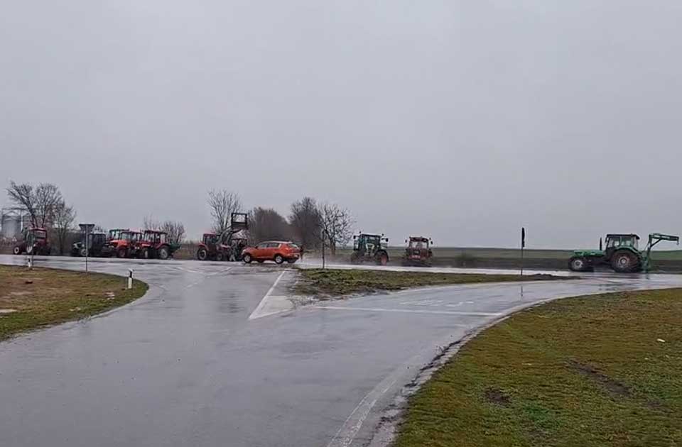 traktore su pored puta parkirali i poljoprivrednici iz perleza