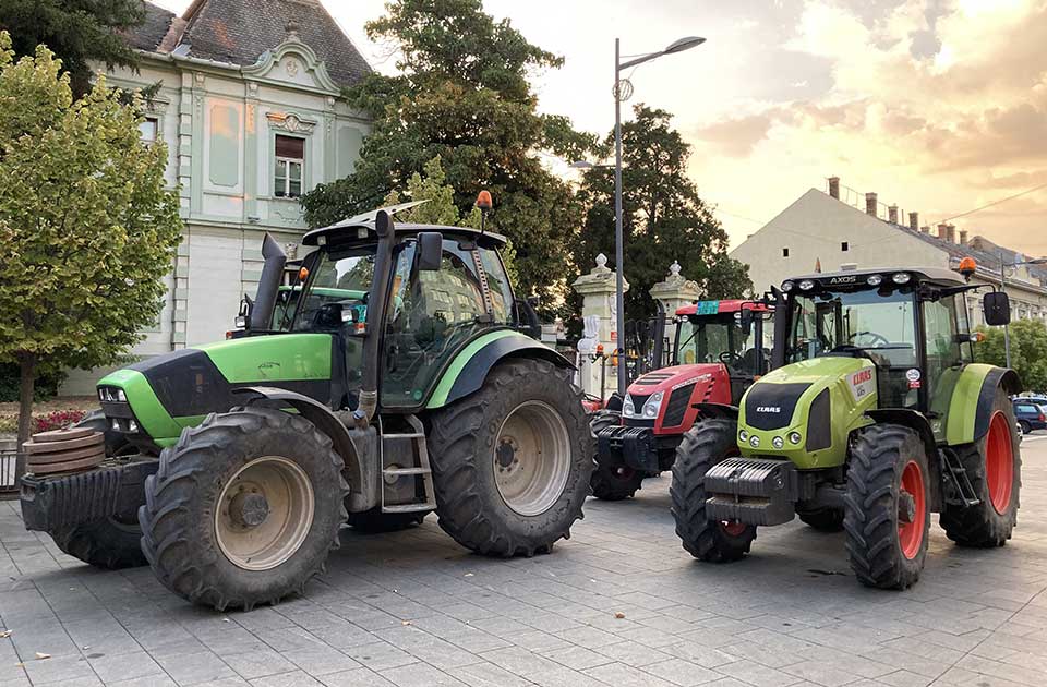 Nezadovoljstvo kulminiralo: Banatski poljoprivrednici najavili blokade puteva kod Zrenjanina Nezadovoljstvo kulminiralo: Banatski poljoprivrednici najavili blokade puteva kod Zrenjanina