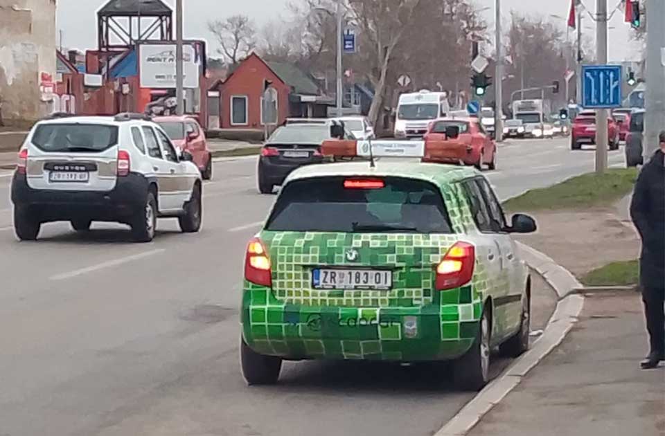 Skenkar u lovu na vozače – ali ko kontroliše i kažnjava kontrolore kad se nepropisno parkiraju?
