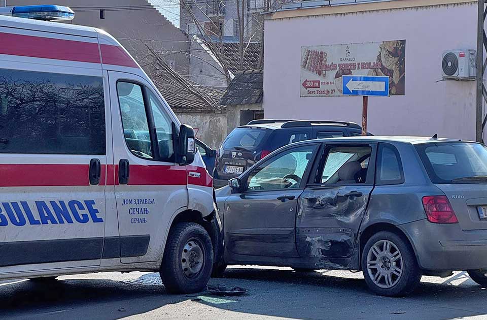 FOTO: Sudar sanitetskog vozila i automobila, policija obavila uviđaj