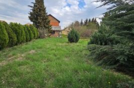 FOTO: Nekretnina koja privlači pažnju – dve kuće, velika parcela i odlična lokacija