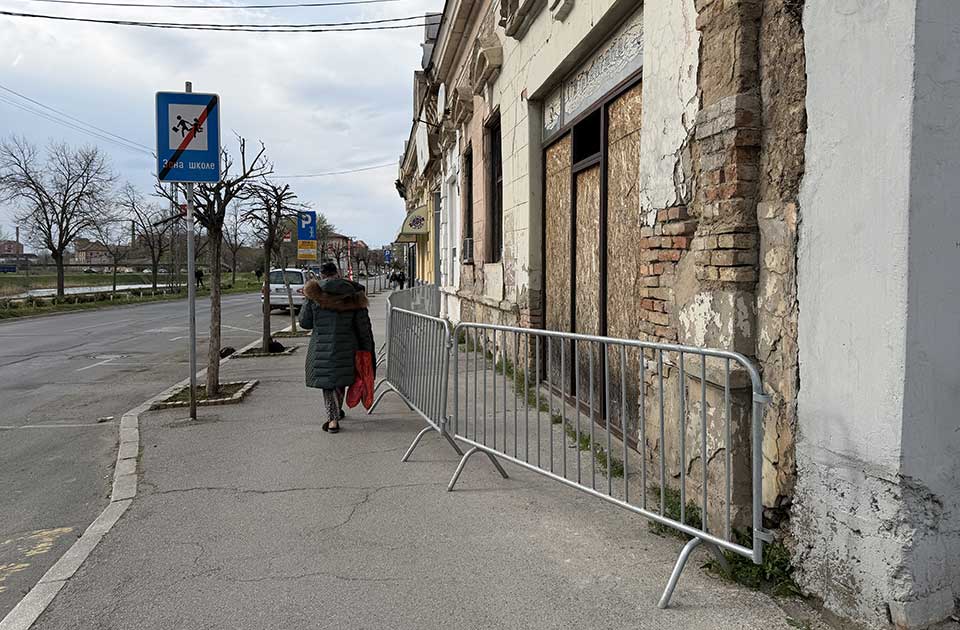 Mašala: Još jedan objekat u Zrenjaninu osvanuo ograđen zaštitnom ogradom