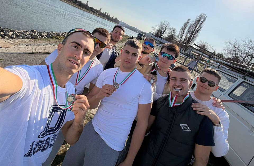 Srebro u Budimpešti: Zrenjaninac Miloš Lavirac deo vicešampionskog univerzitetskog osmerca Srebro u Budimpešti: Zrenjaninac Miloš Lavirac deo vicešampionskog univerzitetskog osmerca