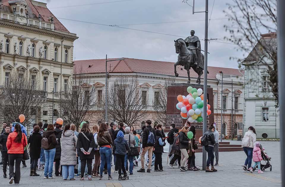 FOTO: Šetnja, pesma i snažna poruka – Zrenjanin obeležio 21. mart na poseban način