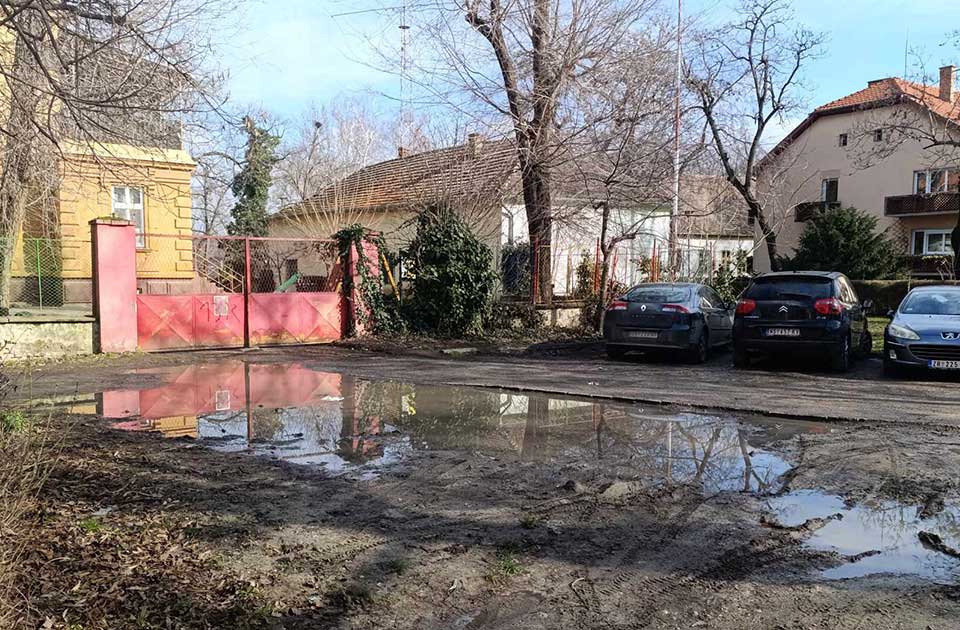 VIDEO: Mališani prolaze kroz kaljuge da bi došli do vrtića – roditelji traže uređenje prilaza