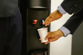 Neverovatna situacija u školi u Čenti: Roditelji kupili aparate za vodu, pa doživeli „hladan tuš“