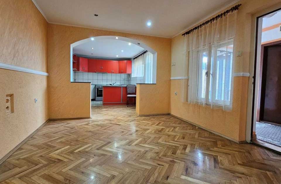 FOTO: Na prodaju atraktivna nekretnina u naselju 4. jul – dve kuće i pomoćni objekat