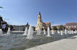 VIDEO: Velika fontana na Trgu slobode ponovo radi, manja još u pripremi