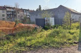 FOTO: Zbog zapuštenog gradilišta u Maloj Americi pešaci svakodnevno rizikuju živote