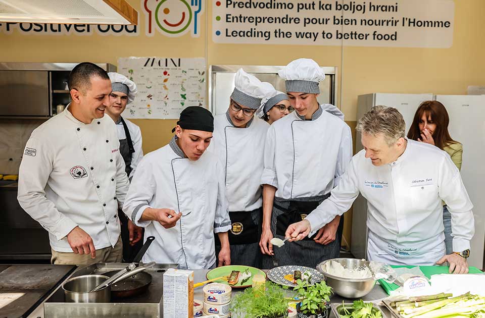 „Ovo je nova šansa“: Učenici oduševljeni modernom kuvarskom učionicom u Zrenjaninu