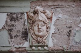 FOTO: Ko nas gleda sa fasada? Toliko puta ste prošli centrom grada a niste ih primetili!