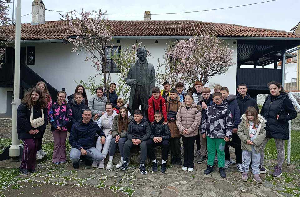 Putovanje kroz istoriju i veru: Učenici iz Vojvode Stepe na velikoj edukativnoj turi Putovanje kroz istoriju i veru: Učenici iz Vojvode Stepe na velikoj edukativnoj turi