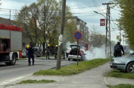 FOTO: Zapalio se automobil u Ulici Žarka Zrenjanina, vatrogasci brzo reagovali