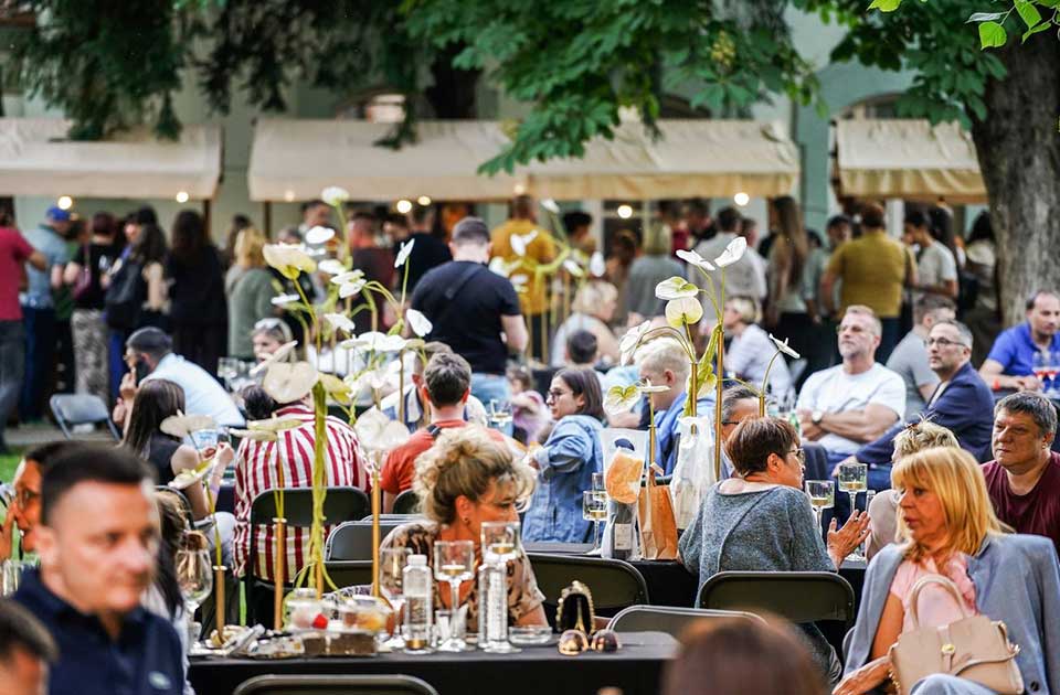 FOTO, VIDEO: Gužva u Gradskoj bašti – posetioci uživali u vinima, sirevima i banatskim delicijama FOTO, VIDEO: Gužva u Gradskoj bašti – posetioci uživali u vinima, sirevima i banatskim delicijama