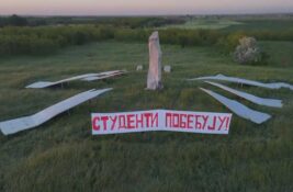 VIDEO: Veliki baner „Studenti pobeđuju“ osvanuo ispred spomenika kod Elemira