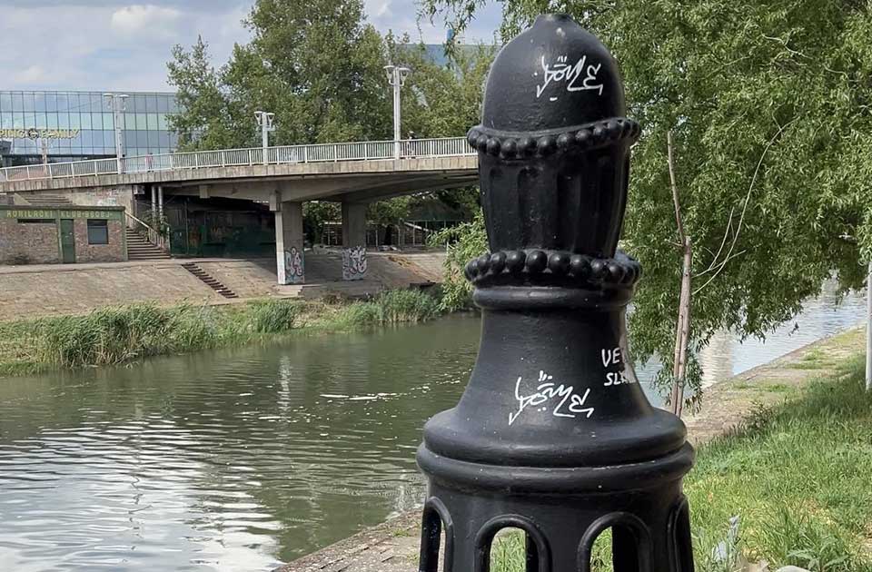 VIDEO: Poslednji trag Bečkerečke ćuprije – vandalizovane fijale