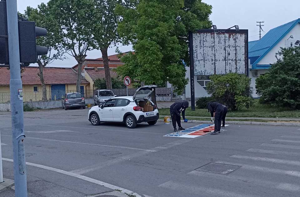 FOTO: Jutarnja akcija u Zrenjaninu – na ulicama crne kapuljače i poruke „Srbija pobeđuje“