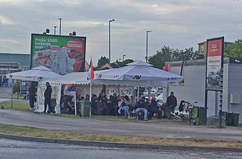 SNS tvrdi da ljudi pod šatorom predstavljaju „većinski, pristojan i kulturan Zrenjanin“