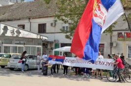 VIDEO: Napeto na Avali – dve grupe sa različitim porukama već tri dana na kružnom toku
