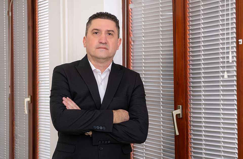 Kovačić tvrdi: Zaposleni u Gradskoj upravi sami sebi dodeljivali milionske poslove