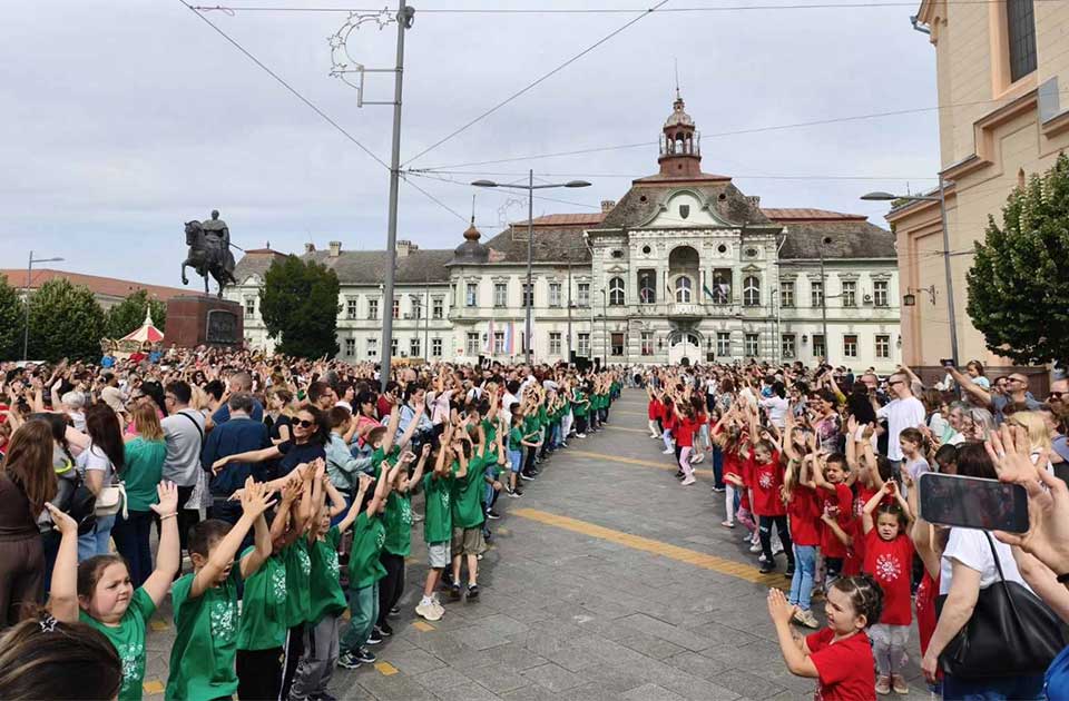 VIDEO: Najslađa slika dana iz Zrenjanina – čak 670 predškolaca plesalo na Trgu slobode