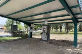 Na parkingu Prevlaka počelo postavljanje javnog punjača za električna vozila