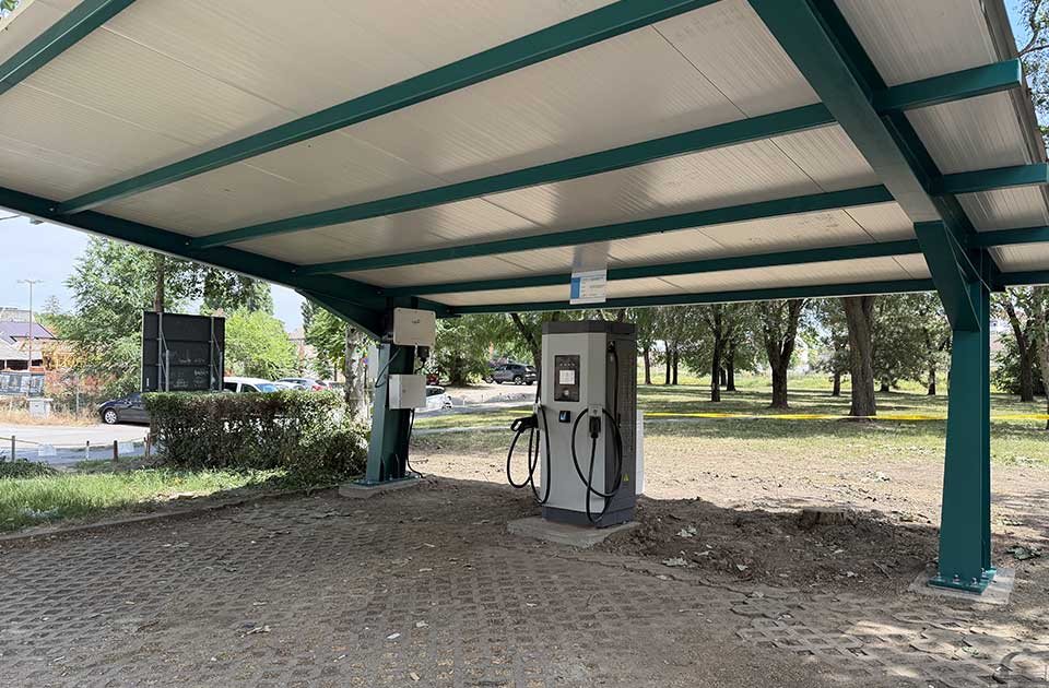 Na parkingu Prevlaka počelo postavljanje javnog punjača za električna vozila