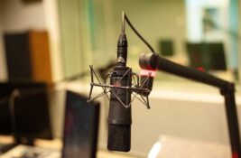 Radio Zrenjanin dobio 1,5 miliona dinara: Umesto informativnog programa, emituje narodnjake