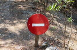 Opasnost na mesnom groblju: Deo stare kapele počeo da se obrušava