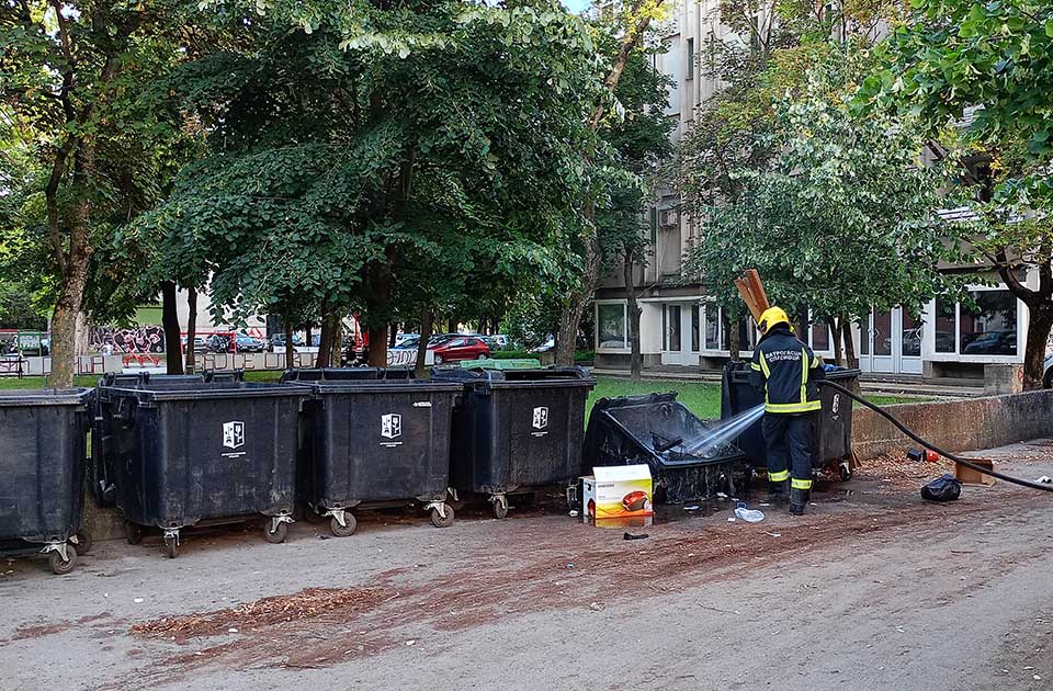 Ponovo gore kontejneri u Zrenjaninu: Vatrogasci intervenisali u naselju Lesnina Ponovo gore kontejneri u Zrenjaninu: Vatrogasci intervenisali u naselju Lesnina