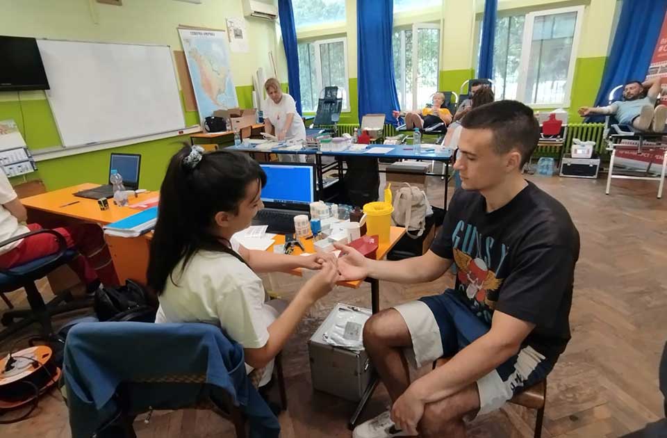 Upućen apel Zrenjanincima: Drastično su smanjene zalihe krvi svih krvnih grupa Upućen apel Zrenjanincima: Drastično su smanjene zalihe krvi svih krvnih grupa