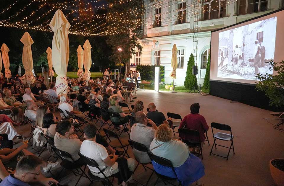Nezaboravno veče u Gradskoj bašti: Francuski film i vrhunski sirevi privukli brojne posetioce Nezaboravno veče u Gradskoj bašti: Francuski film i vrhunski sirevi privukli brojne posetioce