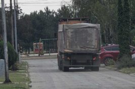 VIDEO: Putnikovo traži hitnu reakciju – šleperi danima prolaze kroz stambeno naselje