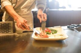 Traže se kuvar i servirka u Zrenjaninu: Stimulativna plata, obezbeđen obrok i odlični uslovi