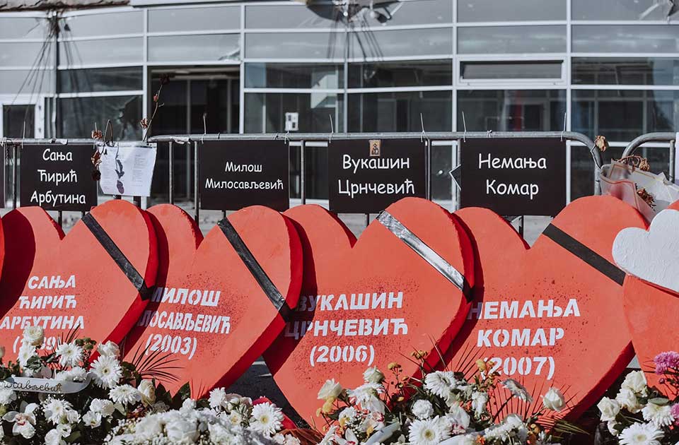 Zborovi građana pozvali Zrenjanince na večerašnji skup: „20 meseci, 0 odgovornih, 16 žrtava“ Zborovi građana pozvali Zrenjanince na večerašnji skup: „20 meseci, 0 odgovornih, 16 žrtava“